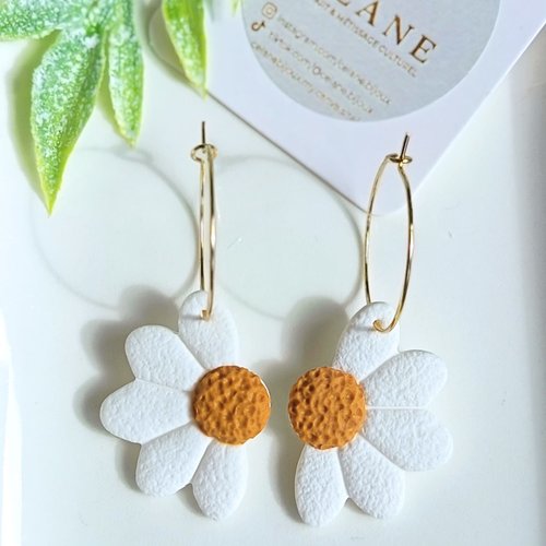 Créoles en acier inoxydable et demi-marguerite en argile polymère faite main - modèle maëlys