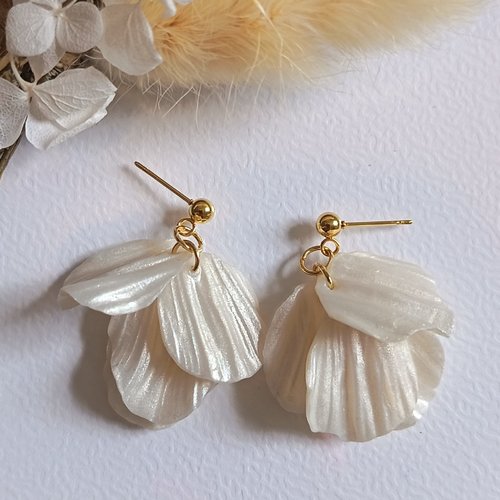 Boucles d'oreilles puces flor de vent - blanc nacre faites main en argile polymère