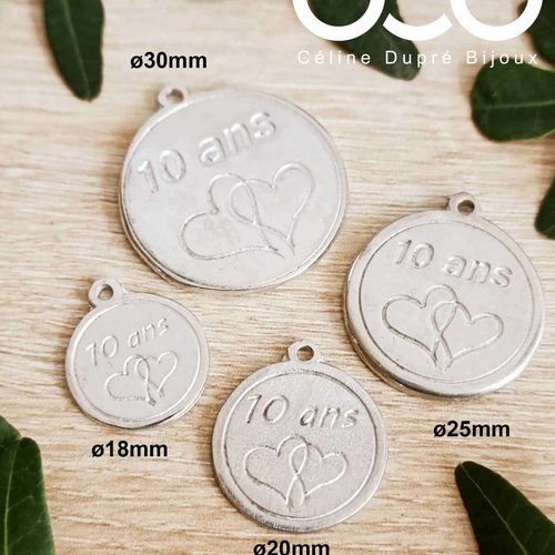 Porte clés noces d'étain - médaille ronde 10ans + 2 coeurs ø20mm - en étain brut