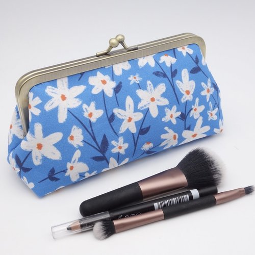Grande pochette, marguerites un peu folles sur fond bleu azur, fermoir retro