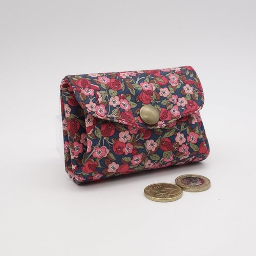 Porte-monnaie à 3 compartiments en tissu liberty, pochette pour cartes - fleurs et baies rose et rouges sur fond gris ardoise