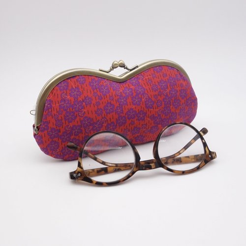 Étui à lunettes matelassé - motif japonais sakura, oeillets violets sur fond rouge