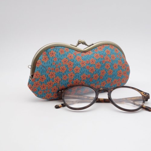 Étui à lunettes matelassé à fermoir métallique - motif japonais sakura, oeillets orange sur fond bleu turquoise