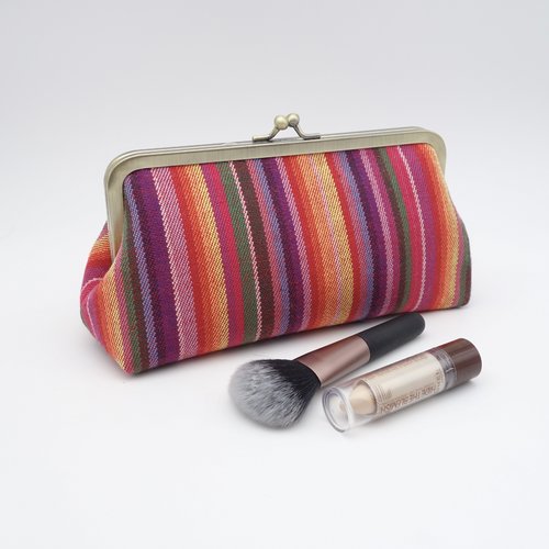 Trousse à maquillage, tissu à rayures multicolores inspiré de la tradition péruvienne