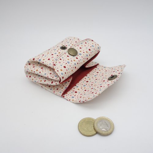 Porte-monnaie compact en tissu tilda, pois aux couleurs pastel sur fond blanc crème, 3 poches en accordéon au format cartes bancaires