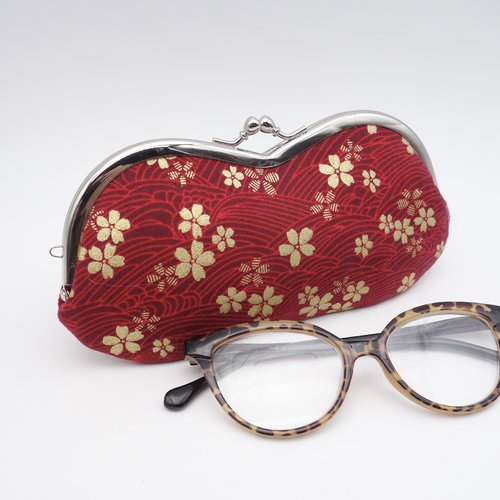 Étui à lunettes avec fermoir en métal, tissu japonais sakura rouge et or, doublure doré, grande ouverture pratique