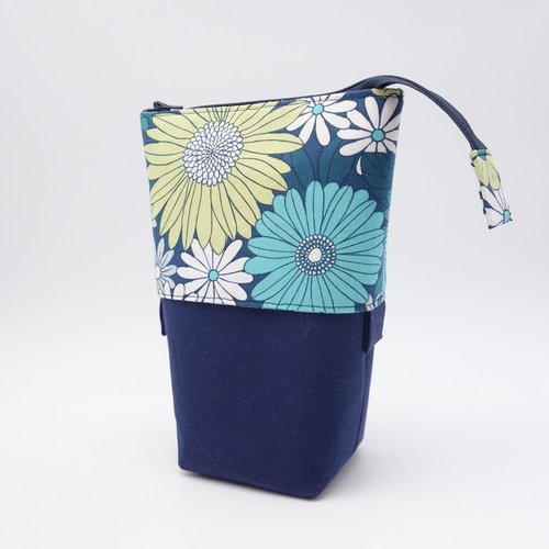 Trousse verticale telescopique, pot à crayons nomade, toile de coton bleu marine, grandes fleurs bleu turquoise et vert anis
