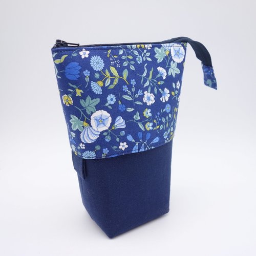 Grande trousse à crayons verticale en tissu liberty of london, pervenches, liserons et fleurs sauvages sur fond bleu