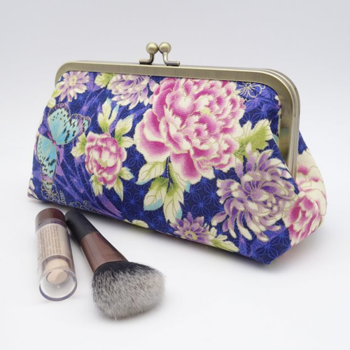 Grande trousse en tissu japonais avec fermoir en métal, pivoines rose sur fond bleu nuit et violet, doublure en coton et poche plaquée