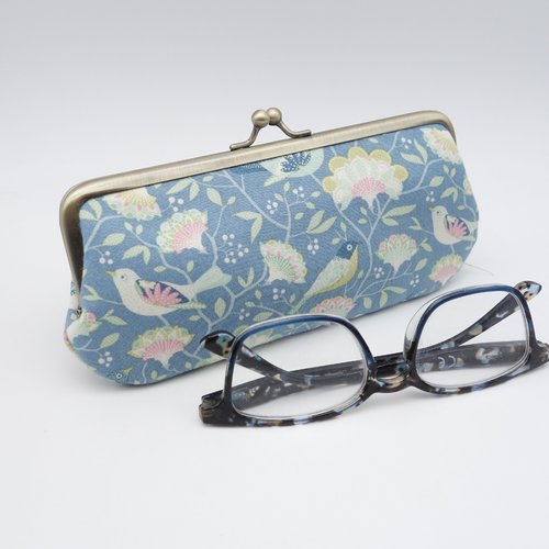 Étui à lunettes original à fermoir en métal rétro, fleurs exotiques et oiseaux de couleurs douces, bleu ciel et vert d'eau