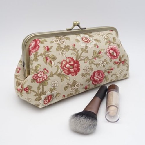 Pochette à fermoir en tissu french general inspiré de motifs anciens, roses rouges sur fond beige, grande trousse multi-fonction