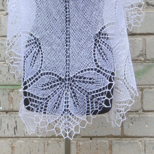 Élégante châle de tricot tricoté main. chale pour la marié coloris blanc