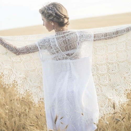 Élégante châle de tricot tricoté main.  pour la marié