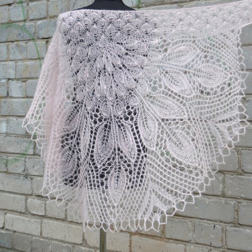 Élégante châle de tricot tricoté main.  chale pour la marié couleur poudre rose