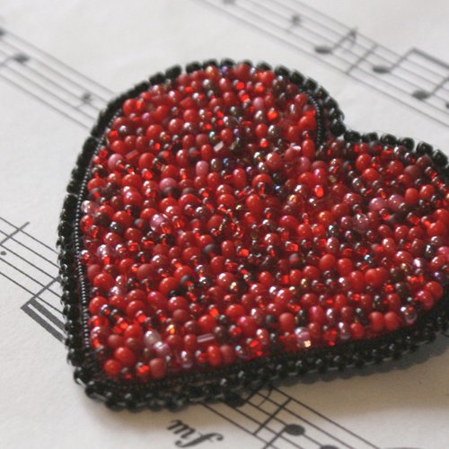 Broche coeur en coton et perles. broche brodée-coeur