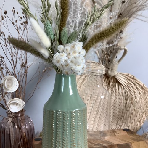 Vase en céramique vert et assortiment de fleurs séchées vertes et crème