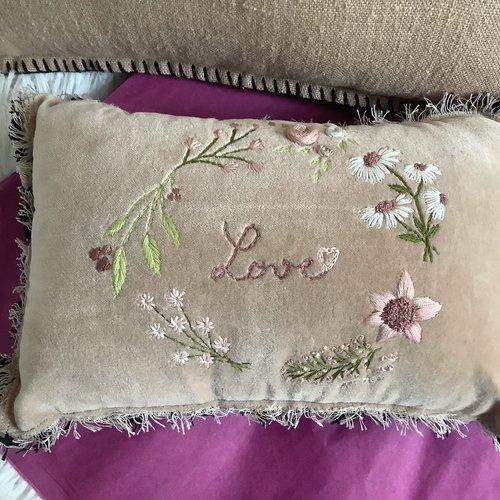Mini coussin décoratif velours rose brodé couronne fleurs +message love