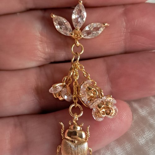 Boucle d’oreille fleurs et scarabée
