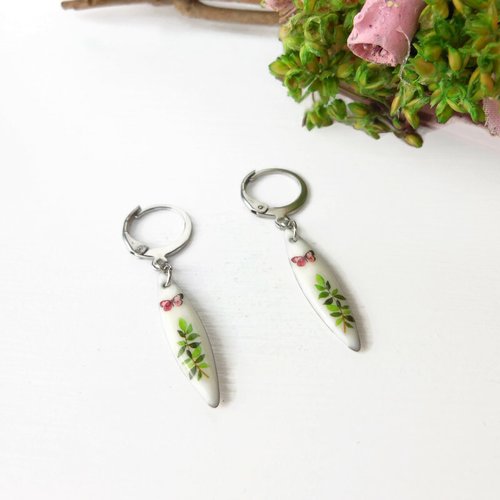 Boucles d'oreilles papillon rose et feuillage, sequin époxy forme navette 25mm