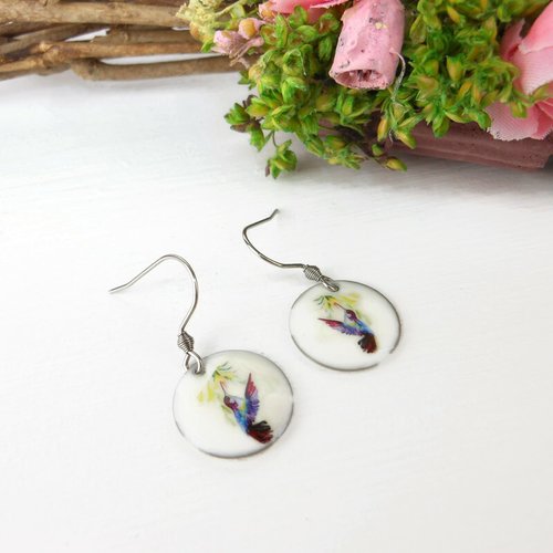 Boucles d'oreilles en époxy rondes diamètre 16mm, colibri et sa fleur