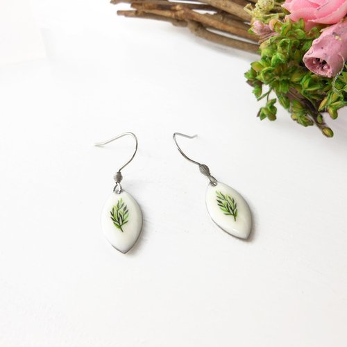 Boucles d'oreilles époxy en forme de navette 19mm, feuillage vert