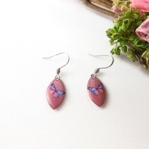 Boucles d'oreilles époxy en forme de navette 19mm, fond rose motif papillon bleu violet orangé