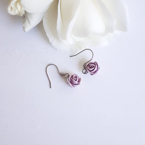 Boucles d'oreilles petite rose de couleur mauve en céramique