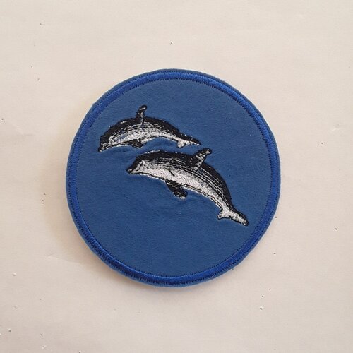 Patch thermocollant dauphins , feutrine bleu roy , broder , 8 cm