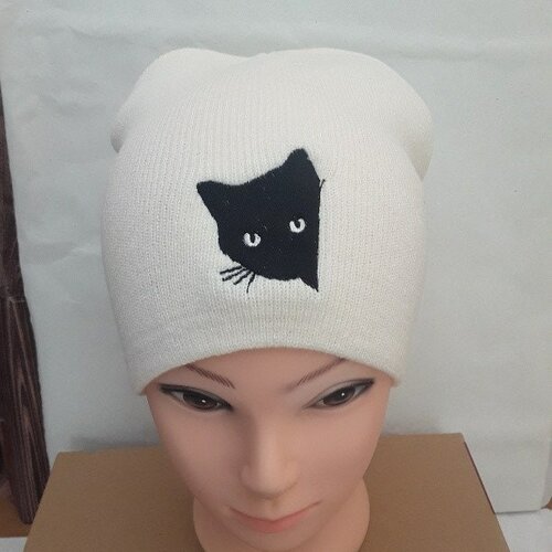 Bonnet blanc cassé chat noir curieur , chat noir broder 5 cm