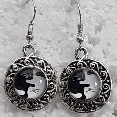 Boucles d oreilles, crochets, chats ying yang,noirs et blancs , boutons pressions 12mm