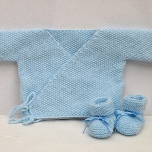 Brassière , cache coeuravec chaussons bleu ciel , mixte, tricot mains, acrylique , laine baby ,  0 à 3 mois