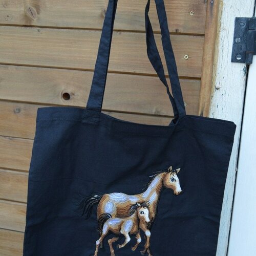 Sac épaule, coton noir, chevaux , cheval et son petit brodés, sac 40/37 cm,