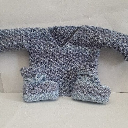Cache coeur et chaussons bleus , bébé 0  à 3 mois , tricot mains,