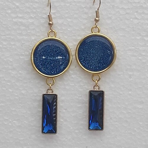 Boucles d oreilles, dorées, cabochons résines brillantes  bleues,20 mm  pendantes; crochets , perles rectangulaires bleues