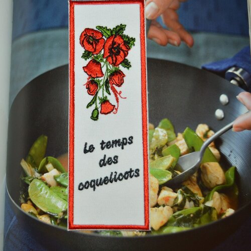 Marque pages, coton,, fleurs,rouges, le temps des coquelicots , broder, 15/5cm