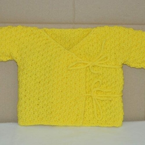 Cache coeur bébé 0 a 3 mois , laine acrylique , tricot , brassière , fermer avec des liens