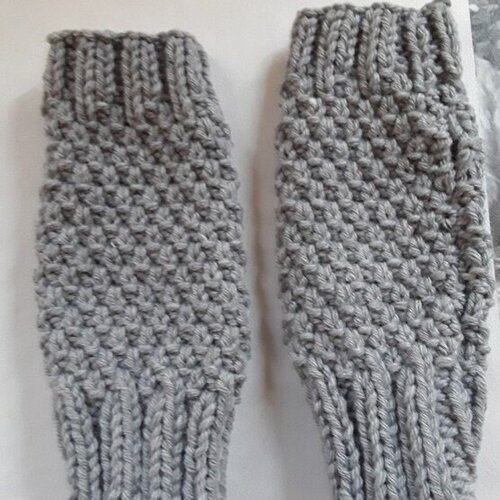 Mitaines , gants , chausse -pouls  , ouverture pouces ,  laine , acrylique , gris, clair . 20 cm , mixte. tricot