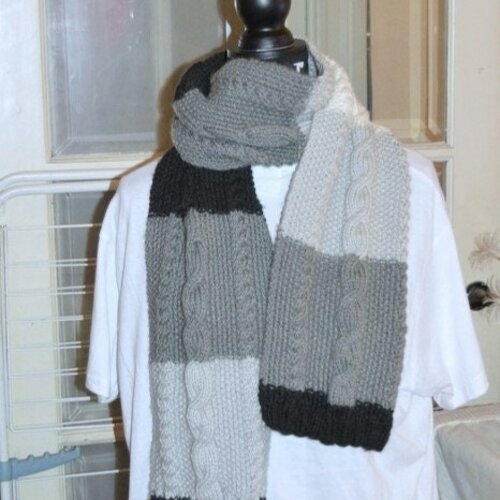 Écharpe laine mixte , noir blanc gris , 170 cm / 21cm , tricot mains