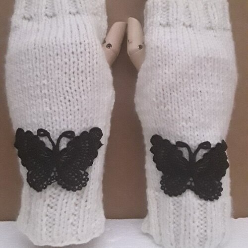 Mitaines , gants sans doigts , ouverture pouces , manchettes , chauffe-pouls , laine , acrylique , 21 cm , naturel ,  papillons , noirs