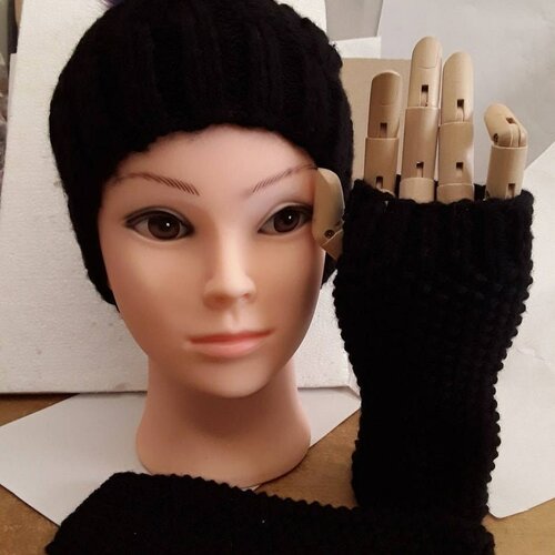 Mitaines , gants sans doigts ,  20 cm ,  noir, laine , acrylique , bonnet ,  pompon ,  coloré . fait tricot ,  envoi mondial relay