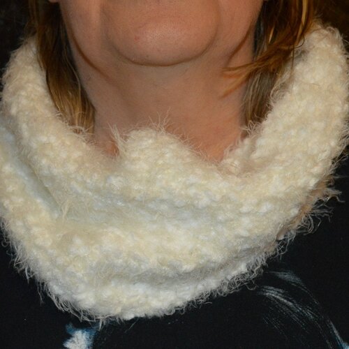 Snood tour de cou tube  écharpe , blanche  , laine,  noppes , laine, tricot, 60/19cm ,