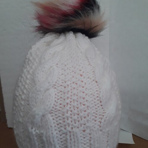 Bonnet ,   blanc , pompon . coloré ,  laine ,  fait main