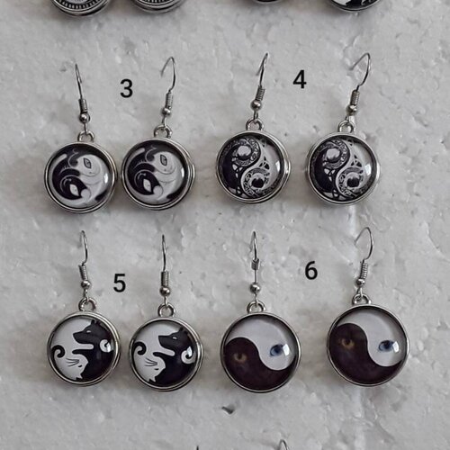 Boucles d'oreilles   ying yang. boucles d'oreilles  , pendantes , crochets ,  boutons pressions  , noirs , blancs , verres