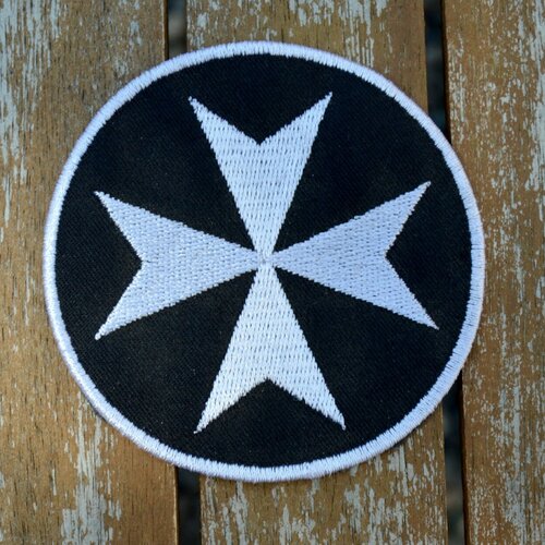 Patch. ecusson . badge  .broder , thermocollant , croix de malte  coton, noir , blanc ,  8 cm