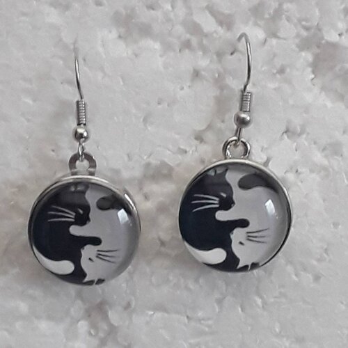 Boucles d'oreilles chats ying yang. boutons pressions verres 16 mm