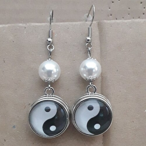 Boucles d oreilles , crochets , pendantes ,  ying , yang ,  noirs , blancs , perles blanches , boutons pressions, verres , lobes