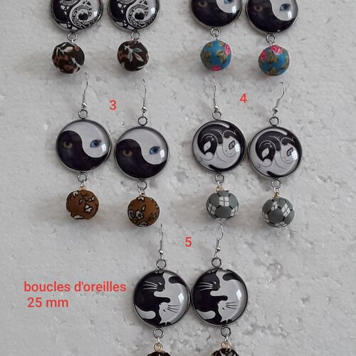 Boucles d'oreilles chats chiens serpents ying yang . cabochons verres 25 mm.