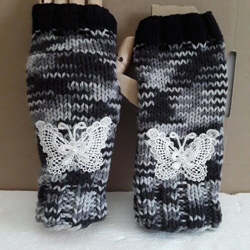 Mitaines , gants sans doigts , ouverture pouces,  gris , noir,  aléatoire, papillons, blancs, dentelle , 20 cm , tricot, laine, acrylique