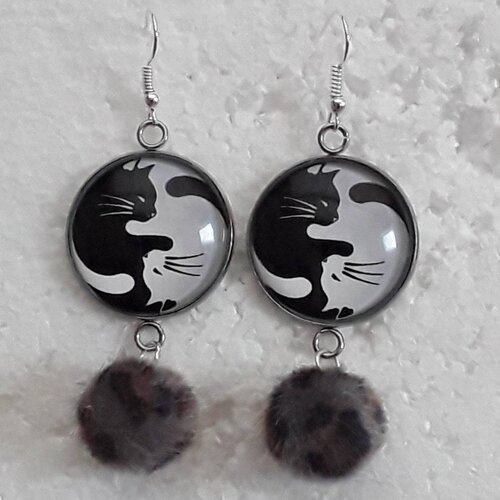 Boucles d'oreilles chats ying yang noirs et blancs . pompons gris chiné. fausse fourrure .