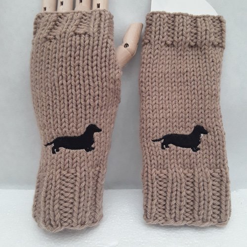 Mitaines , gants , ouverture pouces , chauffe-pouls ,manchettes, beiges , teckels , chiens , noirs, 20cm , laine , camel